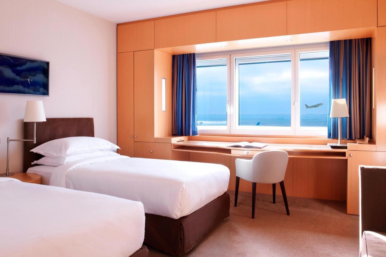 Club Twin Room Executive Lounge Access